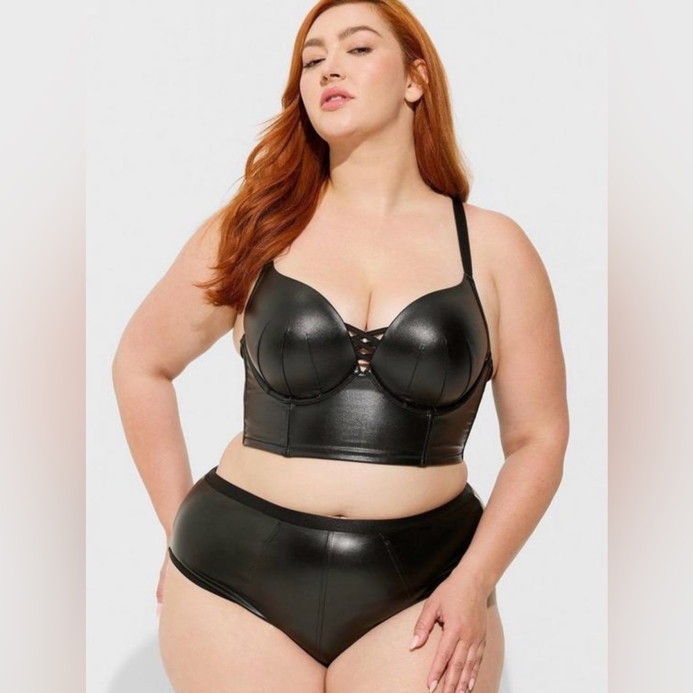PLUS SIZE LEATHER CORSET CROP TOP / BRA. NEW WITH TAGS.